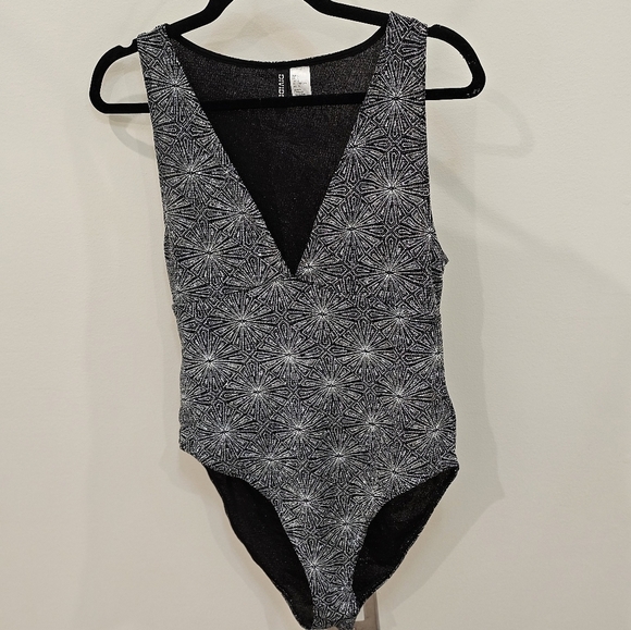 H&M Divided Glittery Sleeveless V Neck Bodysuit Black Silver Size Large - Picture 2 of 8